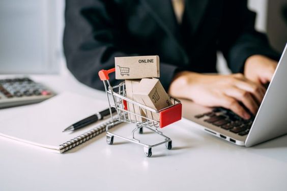 khách hàng tìm kiếm sản phẩm qua các nền tảng mạng xã hội và điều hướng qua website mua hàng