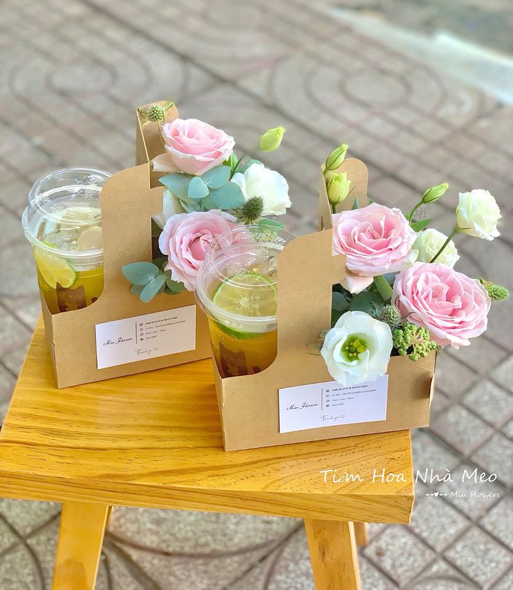 khi mua một ly nước bạn sẽ được tặng kèm giỏ hoa