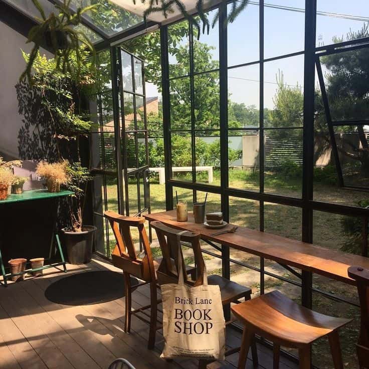 hình ảnh không gian quán của một tiệm cafe