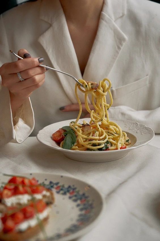 khách hàng sử dụng món ăn tại quán